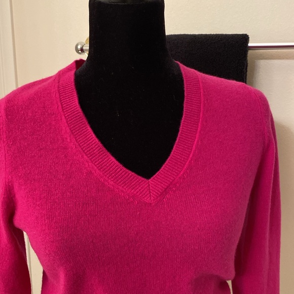 Beautiful sweater v neck like new
Cashmere by Halogen - Picture 2 of 4